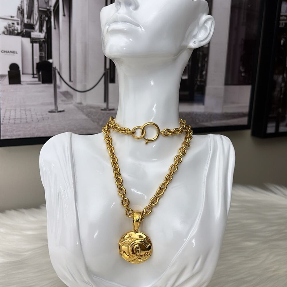 CHANEL Gold Plated CC Logos Round Charm Vintage Necklace Pendant - Picture 3 of 9